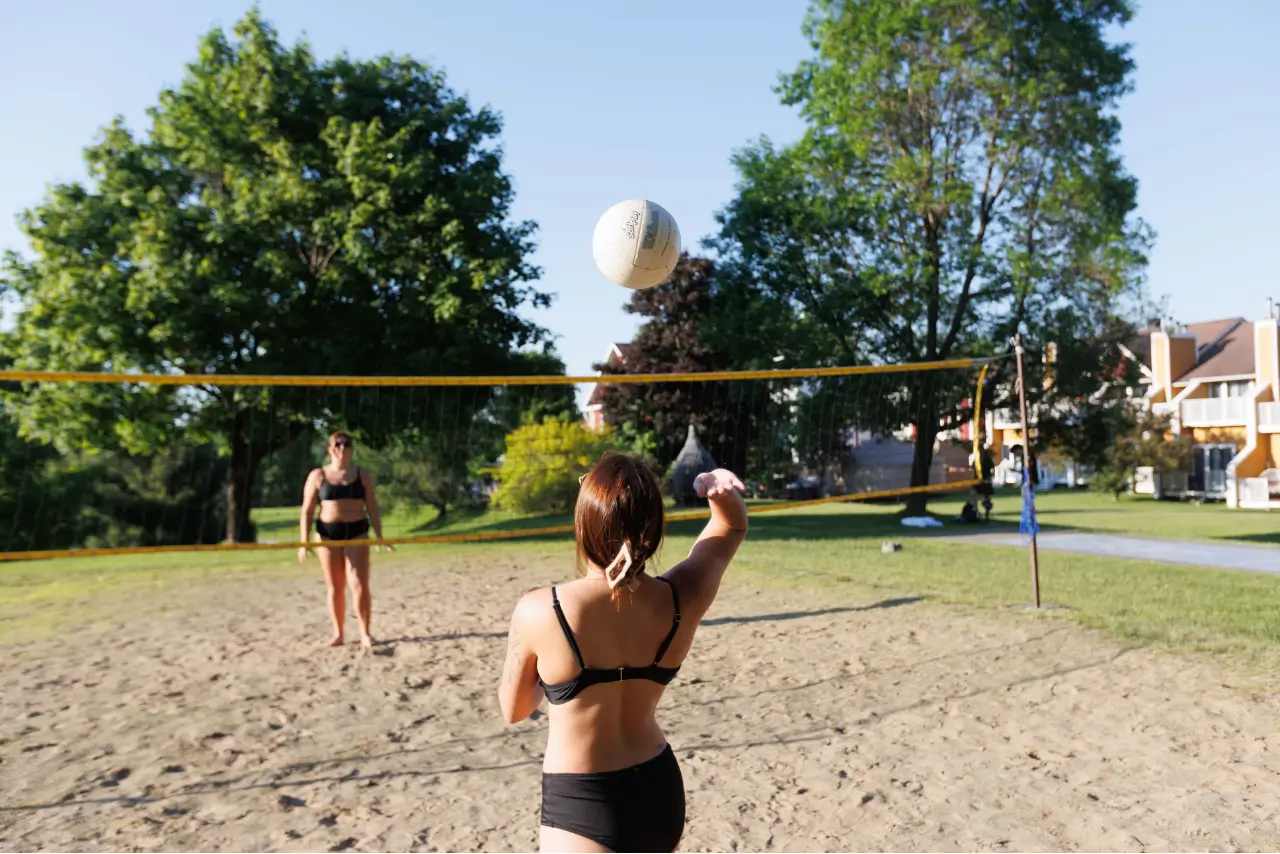 Filles jouent volley ball
